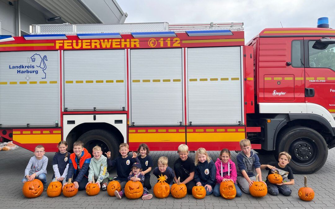 Gruselige Kunstwerke: Kinderfeuerwehr schnitzt Kürbisse für Halloween