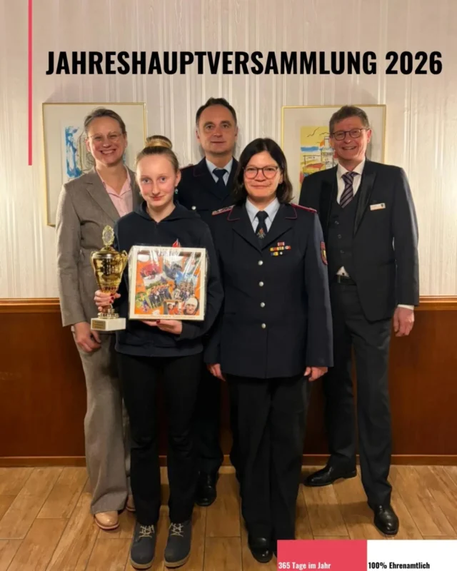 Jahreshauptversammlung 2025: Salzhausen zeigt Stärke! 🚒✨
Ein Jahr voller Einsätze, Ausbildung und starker Kameradschaft liegt hinter uns. Gestern haben wir im Gasthaus Sander Bilanz gezogen: 64 Alarmierungen, eine erfolgreiche Tierrettung und ein super Zusammenhalt durch unser Stickeralbum-Projekt! 📖🔥

Doch das Wichtigste bei der Feuerwehr sind die Menschen. Wir haben den Abend genutzt, um danke zu sagen und ordentlich zu feiern. Swipe dich durch unsere Highlights:

📸 Bild 1: Nachwuchs an der Spitze! Den Anfang macht Jolina: Sie hat sich den Wanderpokal unserer Jugendfeuerwehr gesichert. Herzlichen Glückwunsch, starke Leistung! 🏆

📸 Bild 2: Neuer Dienstgrad für Thilo! Ein besonderer Moment: Thilo Heuer wurde aufgrund seiner Arbeit im TH-Zug zum Brandmeister befördert. 👨‍🚒💪

📸 Bild 3: Ehre, wem Ehre gebührt! Besonderer Einsatz verdient Anerkennung: Diane Pohlmann und Niels Brustmann erhielten die Hochwasser-Medaille. Zudem wurde Mike Gundlach für stolze 40 Jahre Dienstzeit geehrt. Danke für euren Einsatz! 🎖️🙌

📸 Bild 4: Geballte Führungskompetenz! Aufstieg in der Löschmeister-Gruppe: Sven Blechner, Lutz Hänel und Sebastian Frahm sind jetzt Hauptlöschmeister. Ingo Heinrich, Thomas Diekert und Mathias Rehr tragen nun den Dienstgrad Erster Hauptlöschmeister. 🆙✨

📸 Bild 5: Unsere "Neuen" & Beförderungen! Zuwachs für die Einsatzabteilung: Elias Kröger, Nikolai Hofmann und Daniel Braun wurden zu Feuerwehrmännern ernannt. Außerdem freuen wir uns mit Björn Rieckmann (Hauptfeuerwehrmann) und André Ehlbeck (Erster Hauptfeuerwehrmann). 🤝🔥

📸 Bild 6: Die Löschmeister-Riege! Karina Schwutke und Jan Schulz wurden zu Löschmeistern befördert, während Carl Diedrich und Marco Pauli nun als Oberlöschmeister vorangehen.

Danke an alle, die 2025 zu einem so erfolgreichen Jahr gemacht haben. Wir freuen uns auf 2026!

#feuerwehrsalzhausen #Feuerwehr