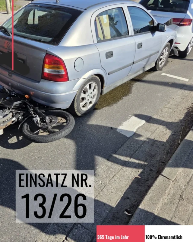 Wir wurden heute Nachmittag zu einer technischen Hilfeleistung - Hilfeleistung nach VU alarmiert.
RTWs und die Polizei waren bereits vor Ort.
Wir streuten Bindemittel um die auslaufenden Betriebsstoffe zu binden und unterstützten dabei die betroffenen Fahrzeuge von der Straße zu entfernen.
Außerdem übernahmen wir in Absprache mit der Polizei die Verkehrslenkung um den Rückstau so gering wie möglich zu halten.