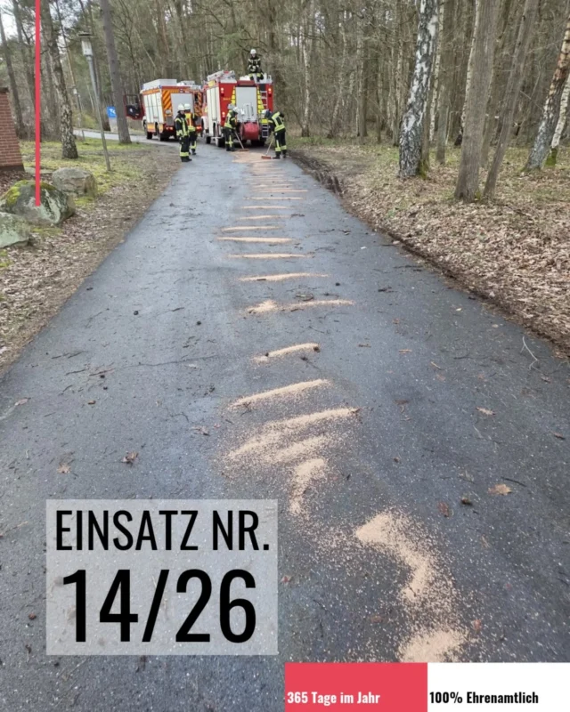 Wir wurden heute am späten Nachmittag zu einer THS - technische Hilfeleistung Straße - Straßenverunreinigung - alarmiert.
Vor Ort fanden wir eine ca. 50m lange Ölspur vor, welche wir mit Bindemittel abstreuten.
Danach wurde die Einsatzstelle an den Bauhof übergeben.