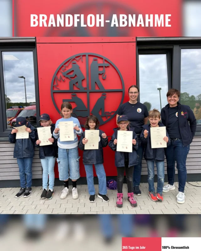 🚒🔥Aufregender Tag für die Kinderfeuerwehr 🔥🚒

Am Samstag, den 9. Mai fand in Sprötze die Brandfloh-Abnahme statt. Sechs Kinder unserer Kinderfeuerwehr stellten sich dabei mit viel Motivation und Teamgeist den sechs verschiedenen Aufgaben, bei denen es unter anderem um Brandschutzerziehung, Erste Hilfe, einer kleinen Löschübung sowie Teamarbeit und Wissen ging.
Am Ende konnten sie alle stolz ihr erstes Abzeichen in ihrer Feuerwehrlaufbahn entgegennehmen! Die Kinder erhielten eine Urkunde und eine kleine Anstecknadel. 

Wir sind sehr stolz auf unsere Nachwuchsretter*innen! Herzlichen Glückwunsch für diese tolle Leistung!🎖️🔥