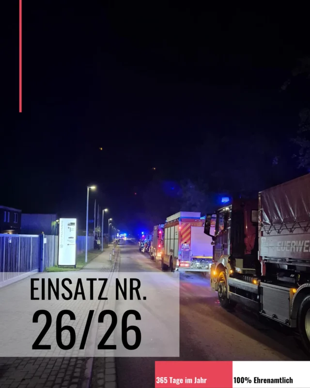 Am vergangenen Donnerstag, den 21.05, wurden wir zu einem ausgelösten Brandmeldealarm in einem Industriebetrieb in Garstedt nachalamiert. 
Bereits die erste Erkundung durch die Einsatzkräfte unserer Kamerad*innen aus Garstedt und Wulfsen ergab eine verrauchte Produktionshalle, woraufhin die FF Vierhöfen und wir nachalarmiert wurden. Im weiteren Einsatzverlauf wurde zudem die Drehleiter der Freiwilligen Feuerwehr Winsen zur Einsatzstelle beordert.

Unter der Leitung von Garstedts Ortsbrandmeister Marco Petersen gingen mehrere Trupps unter Atemschutz zur Erkundung und Kontrolle in die Produktionshalle vor. Als Ursache konnte brennender Kunststoff in einer Produktionsmaschine festgestellt werden. Mitarbeitende des Betriebes hatten das Feuer bereits vor Eintreffen der Feuerwehr mit Feuerlöschern gelöscht.

Die Einsatzkräfte kontrollierten anschließend die betroffene Maschine sowie die nachgeschaltete umfangreiche Filteranlage mit Wärmebildkameras, um versteckte Glutnester auszuschließen. Gemeindebrandmeister Tore Larsen machte sich ebenfalls vor Ort ein Bild der Lage.

Nach Abschluss aller Kontrollmaßnahmen wurde die Einsatzstelle an den Produktionsleiter des Betriebes übergeben. Der Einsatz für die eingesetzten Feuerwehren endete nach rund zwei Stunden.

Text von Mathias Wille