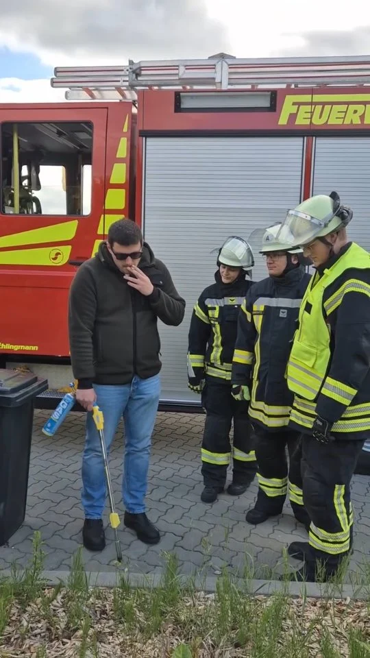 We'll be watching you! 😉🔥

Schon ein kleiner Funke kann genügen, um einen verheerenden Waldbrand auszulösen. Gerade an heißen und trockenen Tagen steigt die Gefahr drastisch. 

Bitte beachtet daher unbedingt die folgenden Hinweise:

✅ Keine Zigaretten in die Natur oder Mülleimer werfen
✅ Kein offenes Feuer oder Grillen im Wald
✅ Fahrzeuge nicht auf trockenem Gras parken
✅ Müll mitnehmen, besonders Glasflaschen
✅️ Kein Abflammen von Unkraut

Besonders bei Hitze, Trockenheit und Wind breitet sich Feuer rasend schnell aus.

Was harmlos beginnt, kann innerhalb weniger Minuten Hecken, Carports, Gartenhäuser oder sogar ganze Vegetationsflächen in Brand setzen!

Eure Feuerwehr Salzhausen 

#waldbrand #feuerwehr #salzhausen #wirfüreuch #freiwilligefeuerwehr