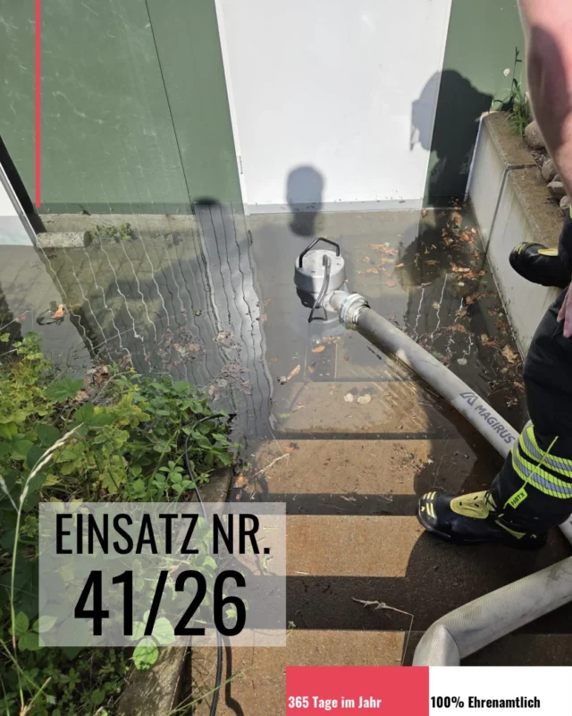Am heutigen Mittwoch, den 24.06.2026, wurden wir um 16.40 Uhr zum Waldbad Salzhausen alarmiert. Aufgrund eines Ausfalls der Pumpen im Keller lief dieser etwa 1,5 Meter hoch mit Wasser voll.
Wir pumpten den Keller mit zwei Tauchpumpen leer und sicherten die Einsatzstelle ab. Nach Abschluss der Maßnahmen konnten wir den Einsatz beenden. #feuerwehrsalzhausen #wasserimkeller #ehrenamt #auchanheissentagenfürsieda