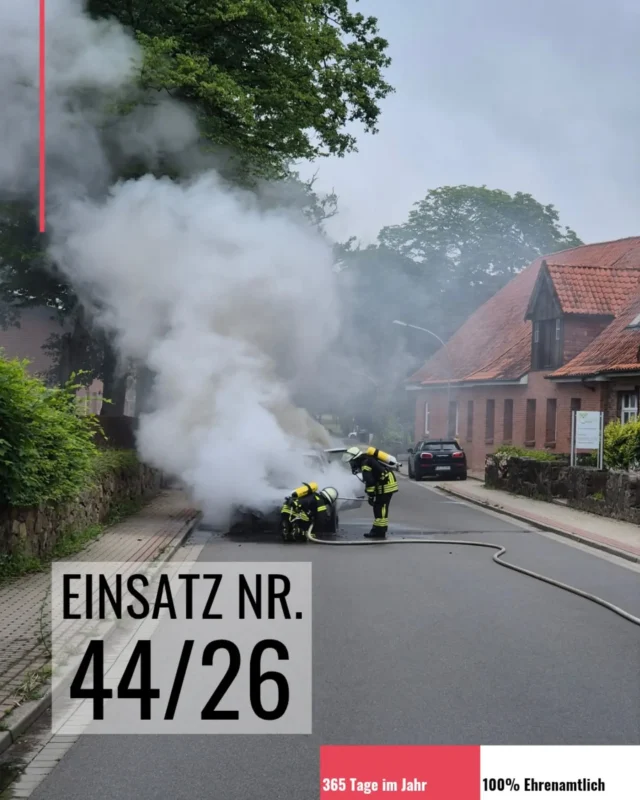 Heute, am 01.07., wurden wir gegen 09:00 Uhr zu einem FK1 - PKW-Brand alarmiert. Beim Eintreffen stand das Fahrzeug bereits in Flammen. Ein Trupp ging unter Atemschutz mit einem C-Rohr zur Brandbekämpfung vor und konnte das Feuer zügig löschen.

Nach den Nachlöscharbeiten und einer abschließenden Kontrolle mit der Wärmebildkamera wurde die Einsatzstelle an die Polizei übergeben.