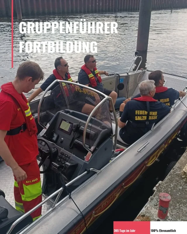 Im Rahmen einer Gruppenführer Fortbildung am 27.06. durften wir spannende Einblicke in die Arbeit unserer Partnerorganisationen gewinnen.

Der Tag startete mit einem Besuch der Rettungshundestaffel der @johanniter_harburg bei uns im Feuerwehrhaus.
Diese stellten ihre Organisation und Aufgabenbereiche vor. Dabei lernten wir u.a. den Unterschied zwischen Personenspürhunden (Mantrailern), die dem individuellen Geruch einer vermissten Person folgen, und Flächensuchhunden, die selbstständig große Gebiete nach menschlichem Geruch absuchen, kennen.

Außerdem erhielten wir interessante Kenntnisse in die Arbeitsweise der Hunde und ihrer Hundeführer. 
Ein weiterer Schwerpunkt war der Austausch darüber, wie Polizei, Feuerwehr und Rettungshundestaffel im Einsatzfall optimal zusammenarbeiten können, um vermisste Personen möglichst schnell zu finden.

Danach ging es dann zu den Kollegen vom @dlrg_ortsgruppe_winsen_luhe – Standort Hoopte.
Während einer Führung durch den Standort erhielten wir einen umfassenden Überblick in die örtlichen Gegebenheiten und die vielfältigen Einsatzmöglichkeiten.

Den Abschluss bildete die Vorstellung der Einsatzboote mit einer Demonstration ihrer Ausstattung und Einsatzmöglichkeiten. Dabei wurde deutlich, wie wichtig eine gut ausgebildete Wasserrettung für die Sicherheit auf und an den Gewässern ist.

Ein herzliches Dankeschön an alle Beteiligten für diesen sehr interessanten Tag und den offenen Austausch.
Solche gemeinsamen Veranstaltungen stärken die Zusammenarbeit und helfen dabei, im Einsatzfall noch besser Hand in Hand zu arbeiten.