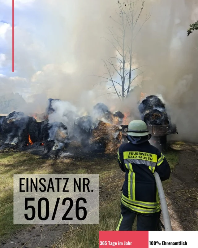 Ein brennender Transport von Stroh-Rundballen hat am Samstagnachmittag, den 25.07.26, einen größeren Feuerwehreinsatz in einem Kiefernwald bei Garstedt ausgelöst. Rund 60 Einsatzkräfte mehrerer Feuerwehren verhinderten, dass sich das Feuer zu einem Waldbrand ausbreitete. Ein Landwirt erlitt dabei Brandverletzungen und musste in ein Krankenhaus gebracht werden.

Ein ausführlichen Bericht findet ihr auf der Homepage der SG FF Salzhausen.

Text und 📸: © von Matias Wille, GPW Salzhausen